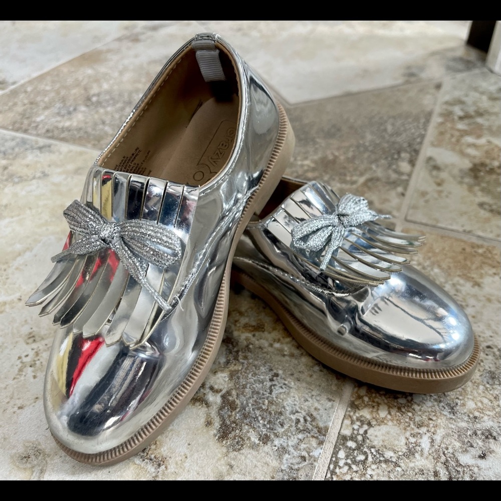 Gym-Mark Crazy 8 Shiny Silver Slip On Shoes Girl size 9c